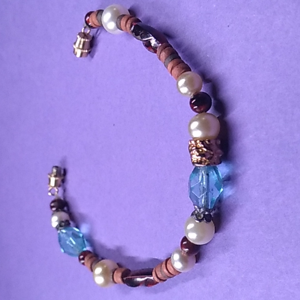 Pearly beads and stone bracelet